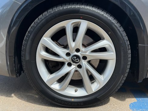 Used 2017 INFINITI QX30 Premium image 6