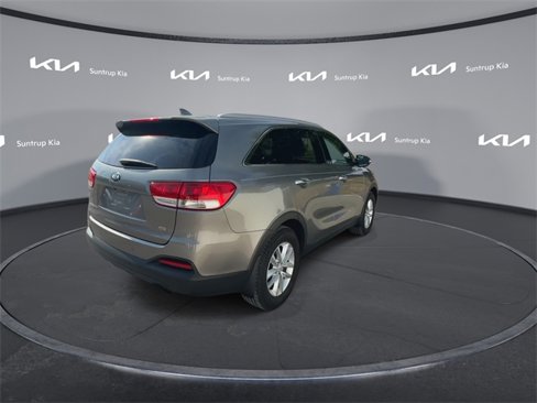 Used 2017 Kia Sorento LX w/ LX Convenience Package image 19