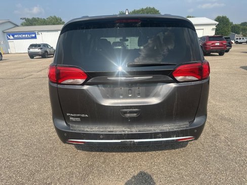 Used 2019 Chrysler Pacifica Touring-L image 4