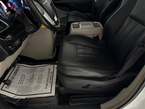 Used 2015 Chrysler Town & Country Touring-L image 35