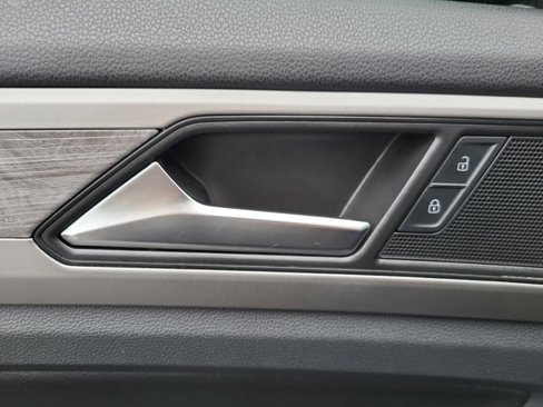 Used 2020 Volkswagen Atlas Cross Sport SE w/ Panoramic Sunroof Package image 32