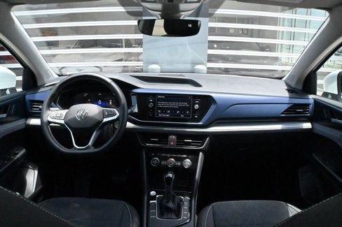Used 2024 Volkswagen Taos SE w/ Panoramic Sunroof Package image 17