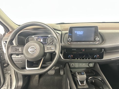 Used 2021 Nissan Rogue SV image 3