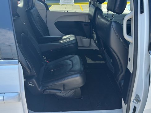 Used 2017 Chrysler Pacifica Touring-L image 11