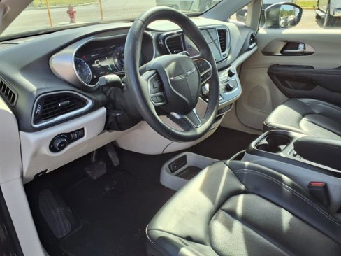 Used 2023 Chrysler Pacifica Touring-L image 15
