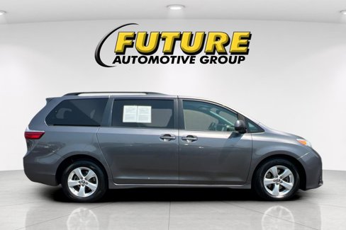 Used 2018 Toyota Sienna LE image 3