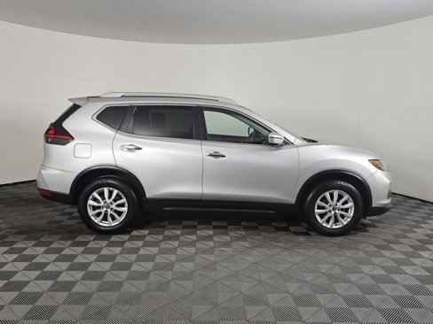 Used 2018 Nissan Rogue SV image 2