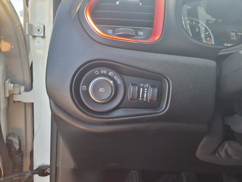 Used 2016 Jeep Renegade Trailhawk image 19