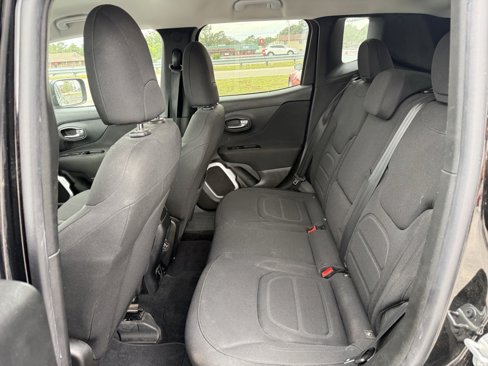 Used 2018 Jeep Renegade Latitude w/ Popular Equipment Group image 7