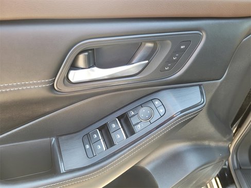 Used 2023 Nissan Rogue SL w/ SL Premium Package image 18