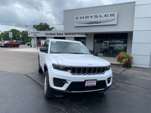 New 2025 Jeep Grand Cherokee Laredo X w/ Luxury Tech Group I image 3
