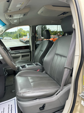 Used 2010 Chrysler Town & Country Touring image 15