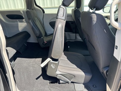 Used 2017 Chrysler Pacifica Touring image 33