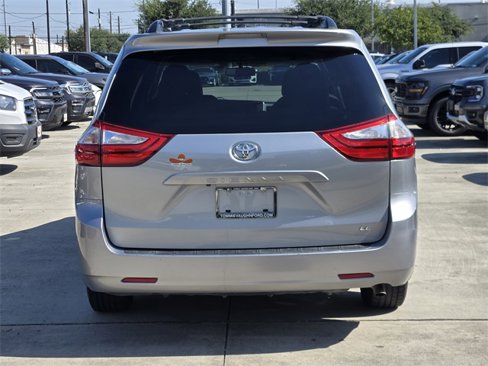 Used 2015 Toyota Sienna LE image 6