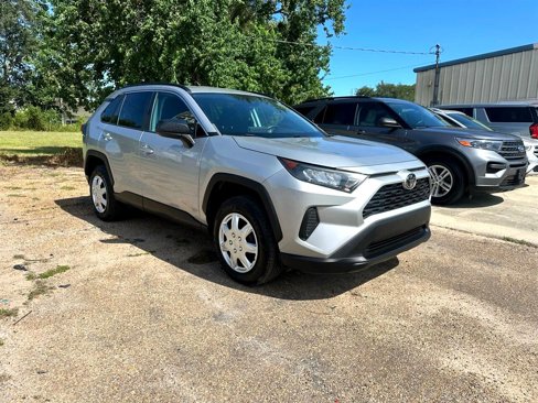 Used 2021 Toyota RAV4 LE image 2