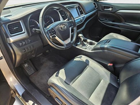 Used 2018 Toyota Highlander XLE image 9