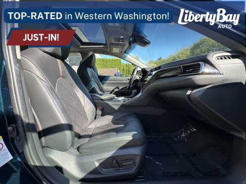 Used 2018 Toyota Camry XLE image 11