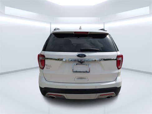 Used 2017 Ford Explorer XLT w/ Equipment Group 202A image 4
