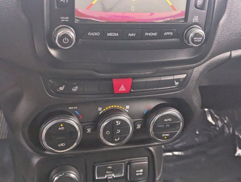 Used 2016 Jeep Renegade Limited image 29