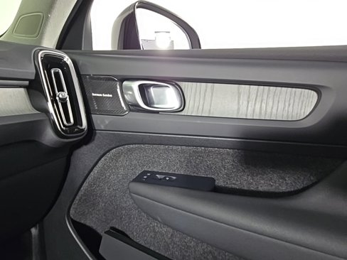 Certified 2024 Volvo XC40 B5 Plus w/ Climate Package image 28