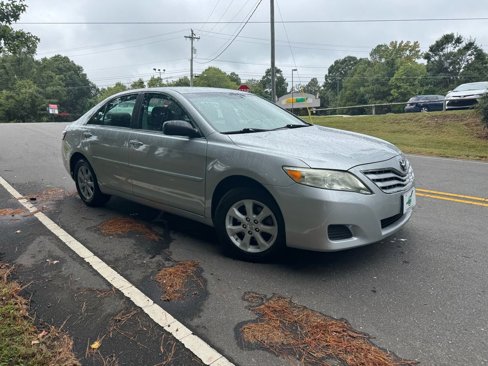 Used 2010 Toyota Camry LE image 2