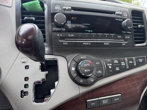 Used 2014 Toyota Sienna XLE image 27