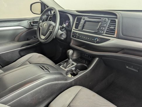Used 2017 Toyota Highlander LE image 23