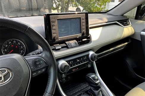 Used 2021 Toyota RAV4 XLE Premium image 23