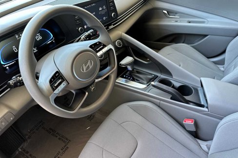 Certified 2025 Hyundai Elantra SE image 13