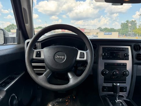 Used 2010 Jeep Commander Sport image 23