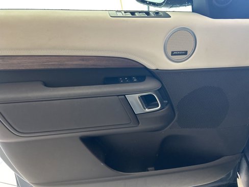 Used 2019 Land Rover Discovery HSE image 3