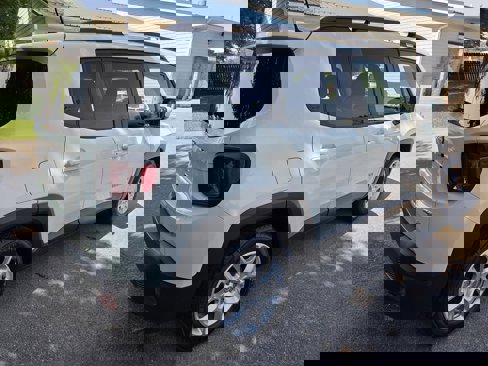 Used 2018 Jeep Renegade Latitude image 3