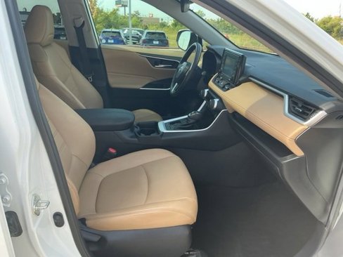 Used 2021 Toyota RAV4 XLE Premium image 11