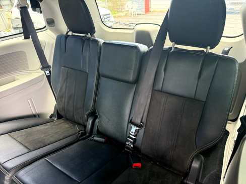 Used 2019 Dodge Grand Caravan SXT image 12