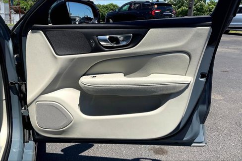 Used 2022 Volvo S60 B5 Momentum image 24