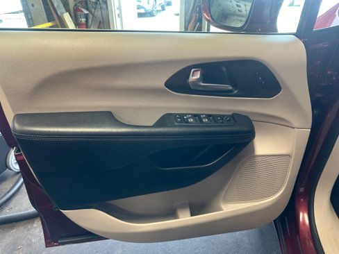 Used 2020 Chrysler Pacifica Limited image 36