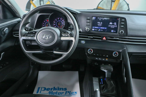 Used 2022 Hyundai Elantra SEL image 17