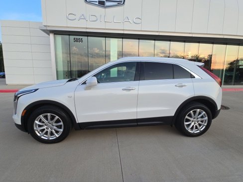 Used 2019 Cadillac XT4 Luxury w/ Cold Weather Package image 2