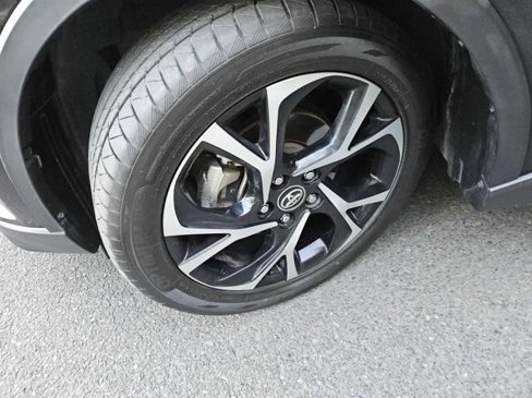 Used 2019 Toyota C-HR XLE image 13