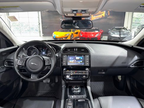 Used 2018 Jaguar XE Premium image 8