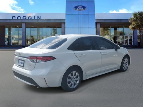 Used 2021 Toyota Corolla LE image 3