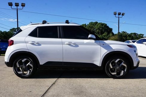 Used 2023 Hyundai Venue SEL image 4