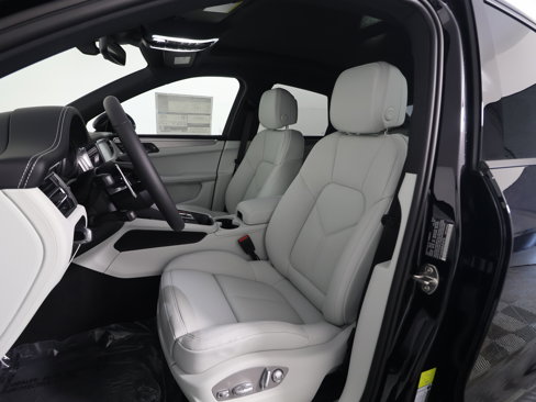 New 2025 Porsche Macan image 5