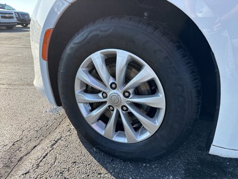 Used 2018 Chrysler Pacifica Touring-L image 6
