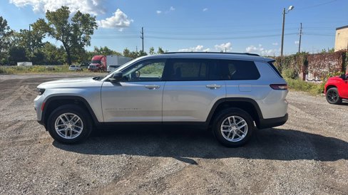 Used 2023 Jeep Grand Cherokee L Laredo w/ Luxury Tech Group I image 2