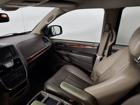 Used 2013 Chrysler Town & Country Touring image 20