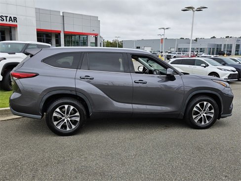 Used 2022 Toyota Highlander XLE image 14
