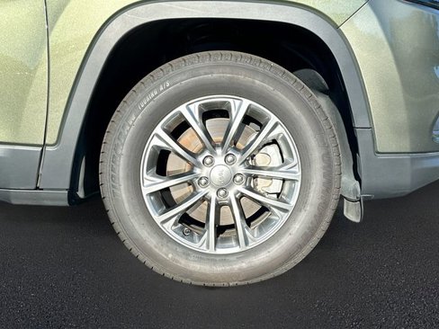 Used 2019 Jeep Cherokee Latitude Plus w/ Cold Weather Group image 30