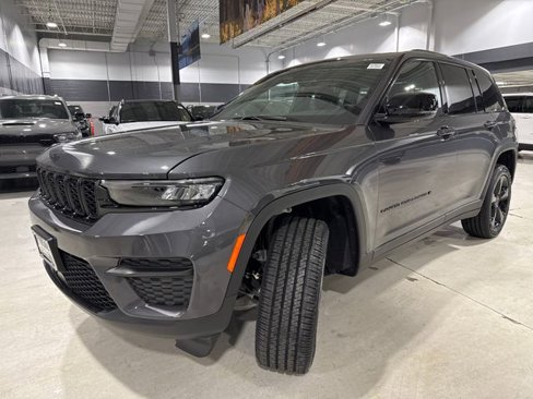 New 2025 Jeep Grand Cherokee Altitude image 3