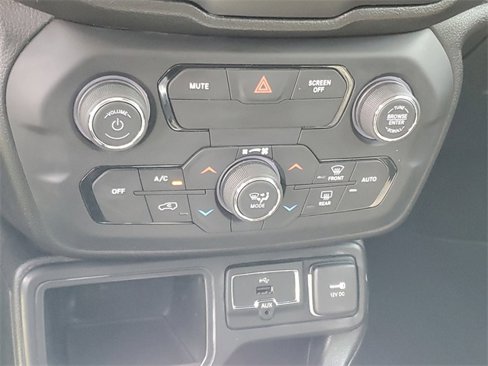 Used 2018 Jeep Renegade Latitude image 25